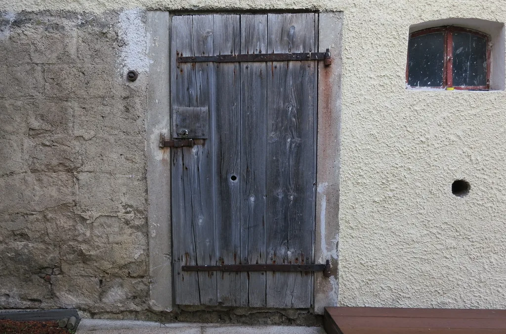 Comment isoler une vieille porte d’entrée en bois ?