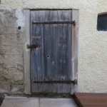 isoler une vieille porte d'entrée en bois