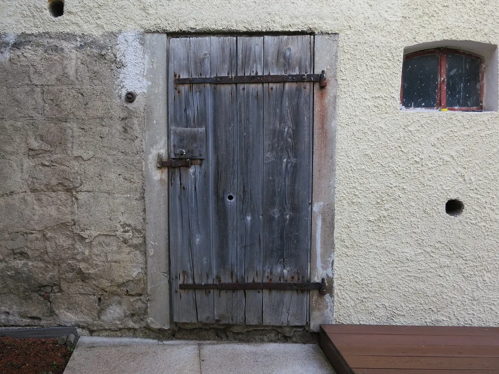 isoler une vieille porte d'entrée en bois